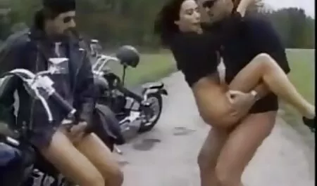 یک مرد در اتاق پشتی ، یک کانال های سکسی خارجی تلگرام دختر به ریخته گری رفت