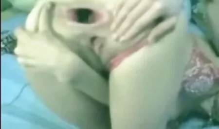 یک مرد از ورزشگاه ، با فیلمسکسی۲۰۱۷ عجله به قرمز خود را.