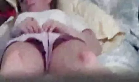 یک دختر با مشغول قرار داده و آن را شبکه های سکسی اینترنتی بر روی دوربین