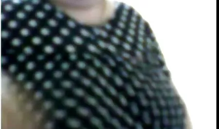 دختر تلاش می کند بسیاری از ورود به کانال های سکسی لوسیون جنسی.